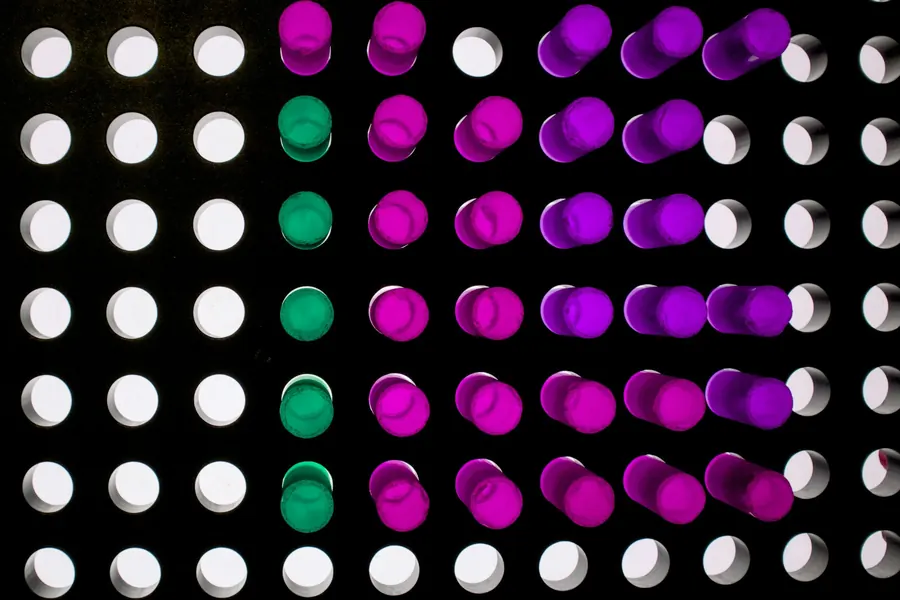 Grille de diodes lumineuses violettes et blanches, gros plan