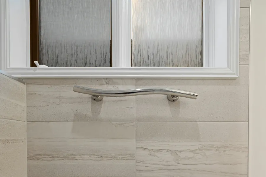 Barre d'appui murale dans une douche, sans siège visible