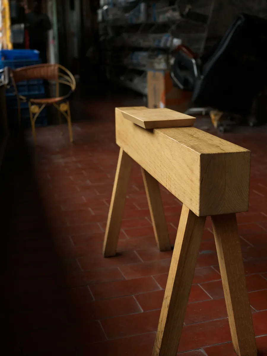 Gros plan d'un assemblage à tenon et mortaise en chêne, copeaux autour