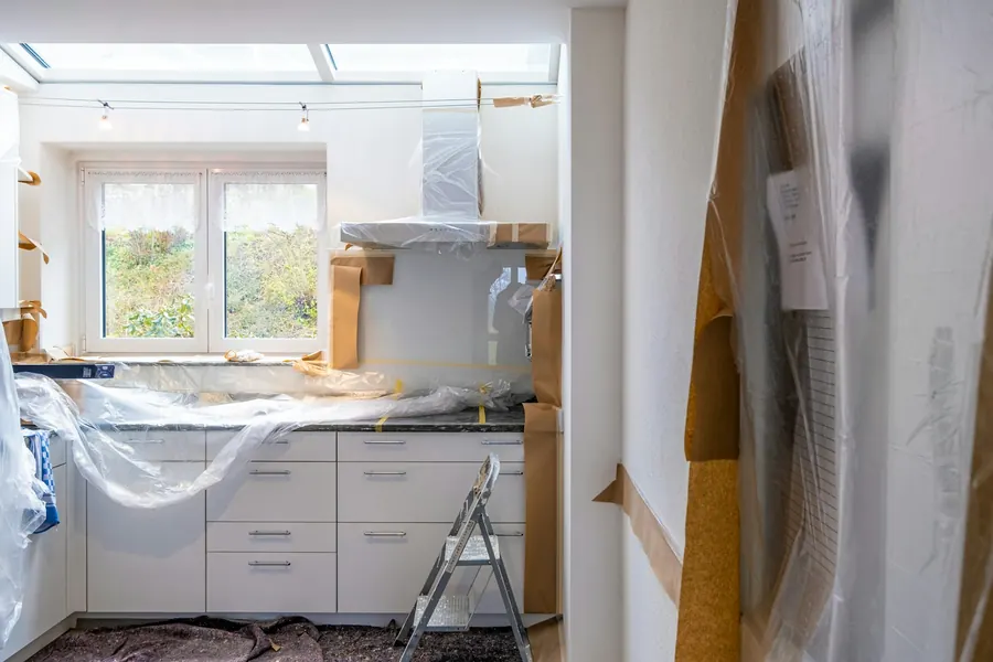 Cuisine en cours de rénovation avec des placards neufs, sans menuisiers visibles