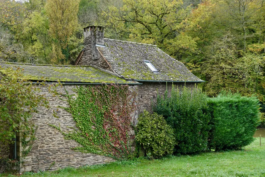 Corps de ferme en pierre à rénover, volets fatigués, grand terrain