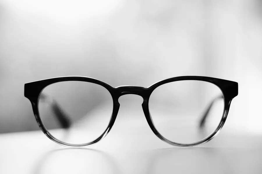 Paire de lunettes de vue posée sur un fond blanc uni, sans ordonnance
