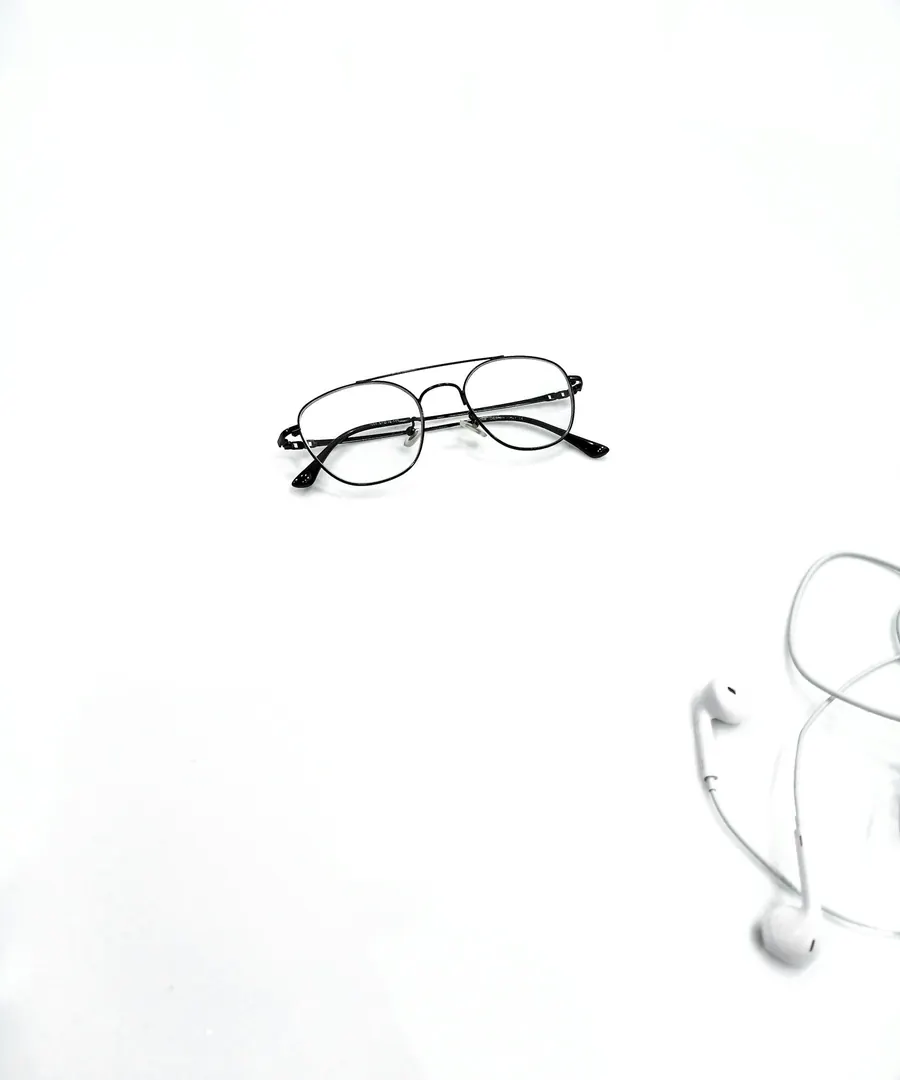 Monture fine en titane au design épuré, fond clair