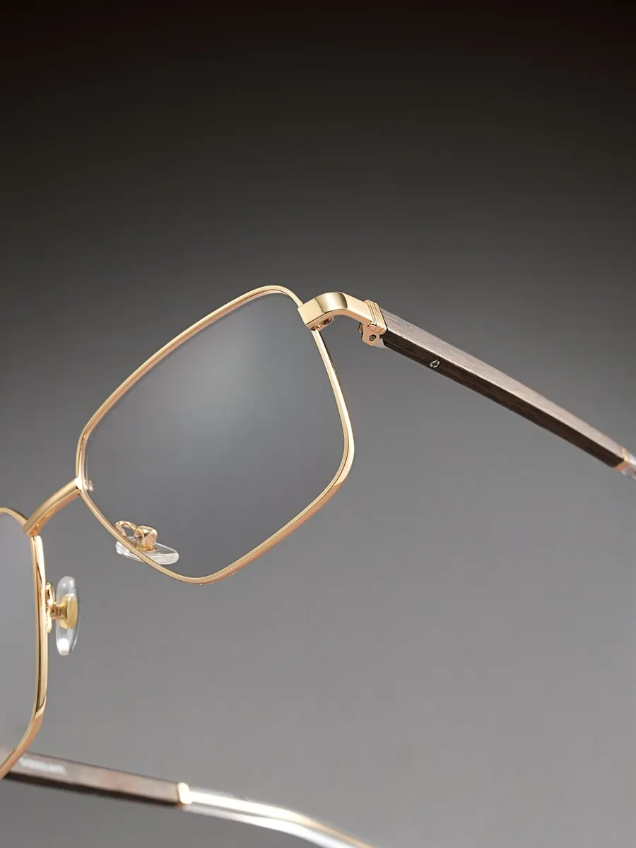 Détail d'une monture en titane travaillé, lumière rasante