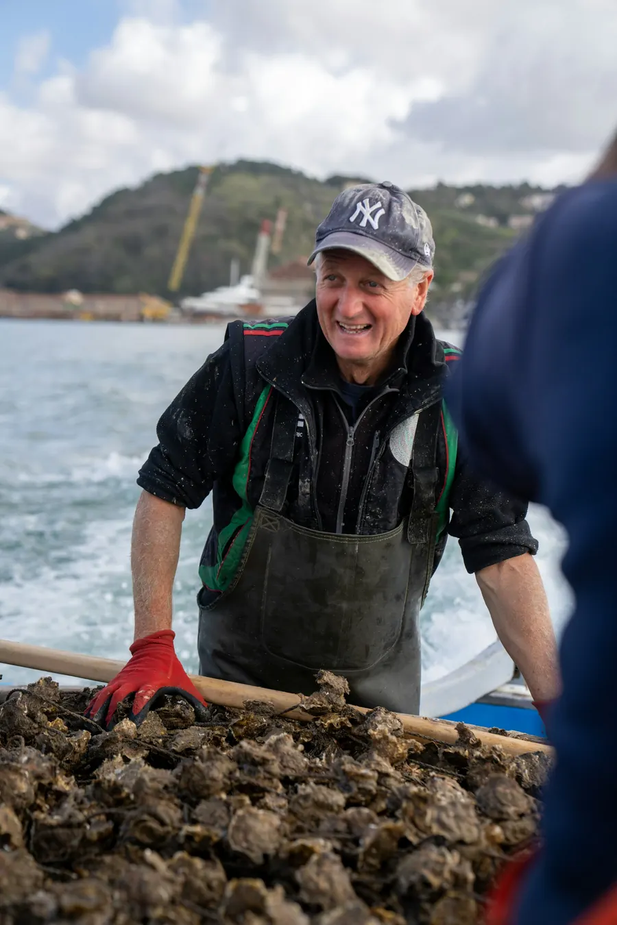 Thierry en cuissardes sur l'estran, portrait simple et direct