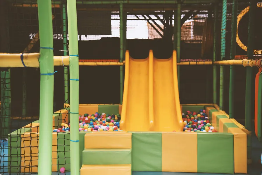 Aire de jeux couverte avec toboggan et piscine à balles, structure moderne