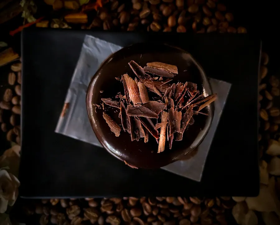 Entremets chocolat sur fond sombre, sans semelle dorée visible