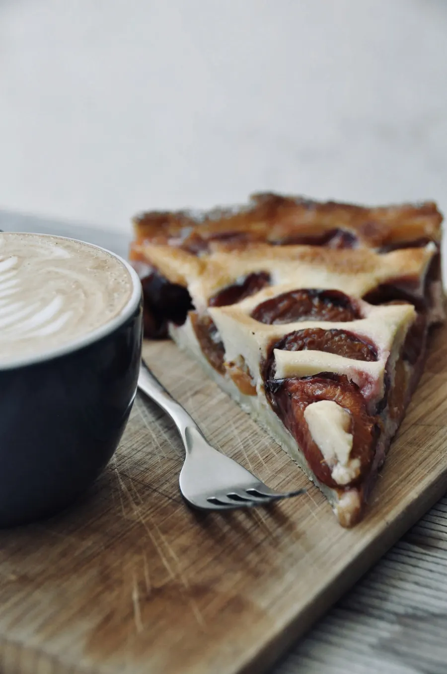 Tarte fine aux figues rôties, crème d'amande, planche en bois clair