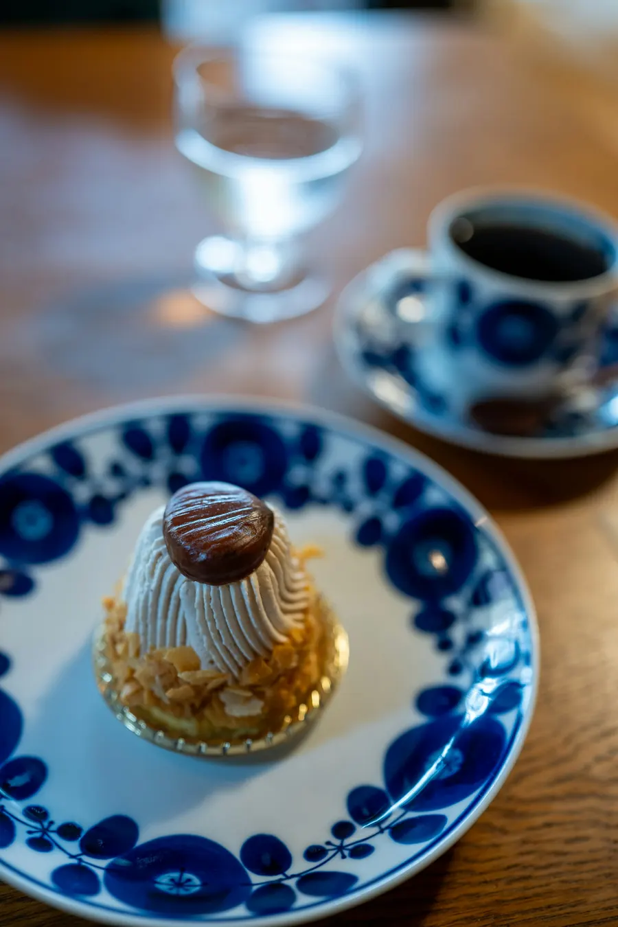 Mont-blanc aux châtaignes sur assiette à motifs bleus, sans cassis visible