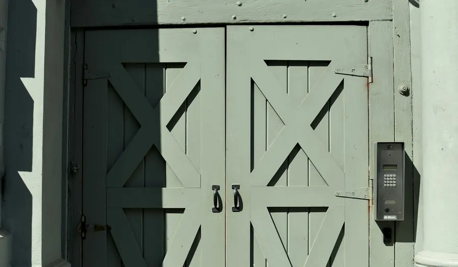 Porte en bois vert-gris avec ferrures, sans pinceau visible
