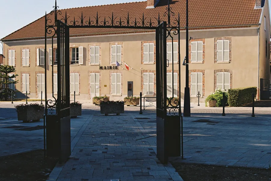 Place de mairie provinciale le matin, sans église visible