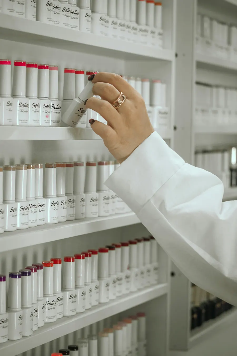 Rayon soins du visage d'une pharmacie, flacons alignés, conseil