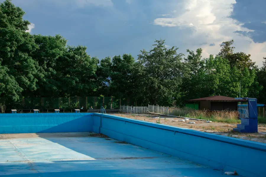 Piscine vidée avec revêtement bleu visible, aucun technicien présent