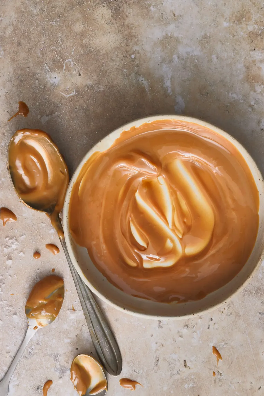 Bol de pâte à tartiner couleur caramel, sans pot ni grains de café