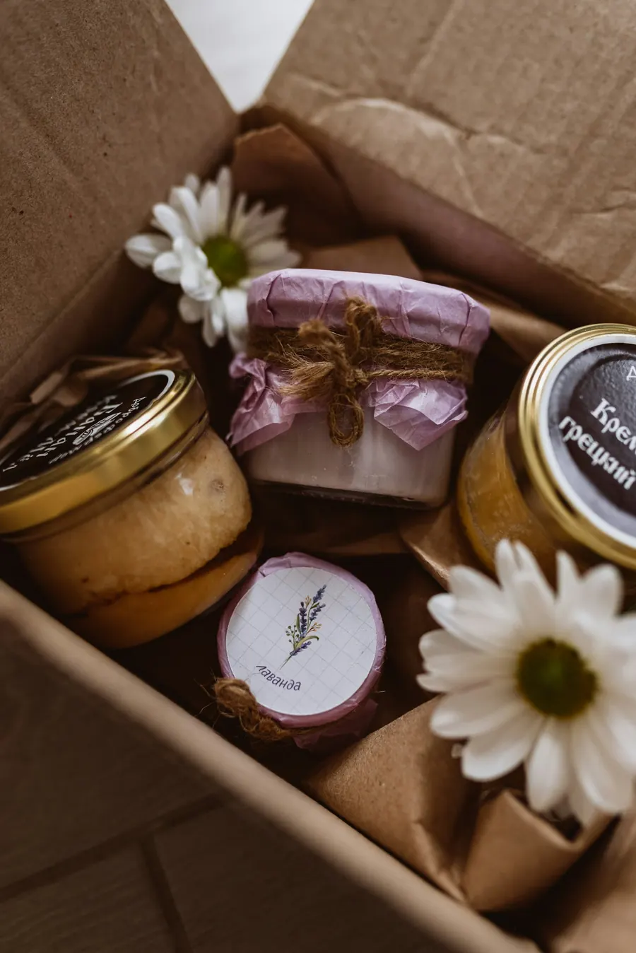 Coffret en carton garni de pots entourés de papier, sans sachets de biscuits