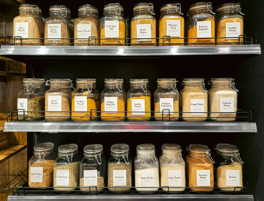 Étagères d'épicerie fine avec pots artisanaux alignés, présentoir en carton, sans personne