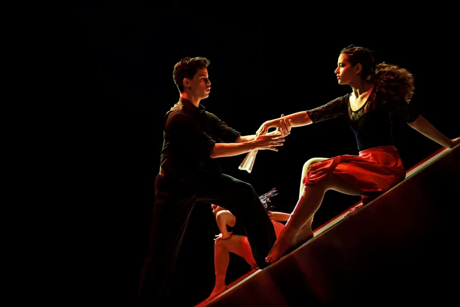 Duo de comédiens en interaction sur un décor de scène, sans piano visible