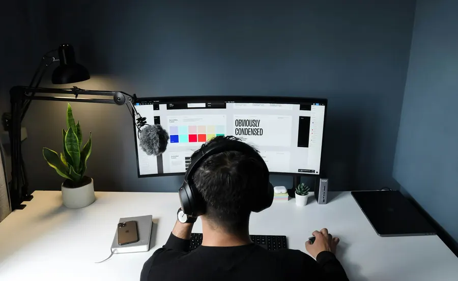 Motion designer devant son écran, storyboard dessiné au mur