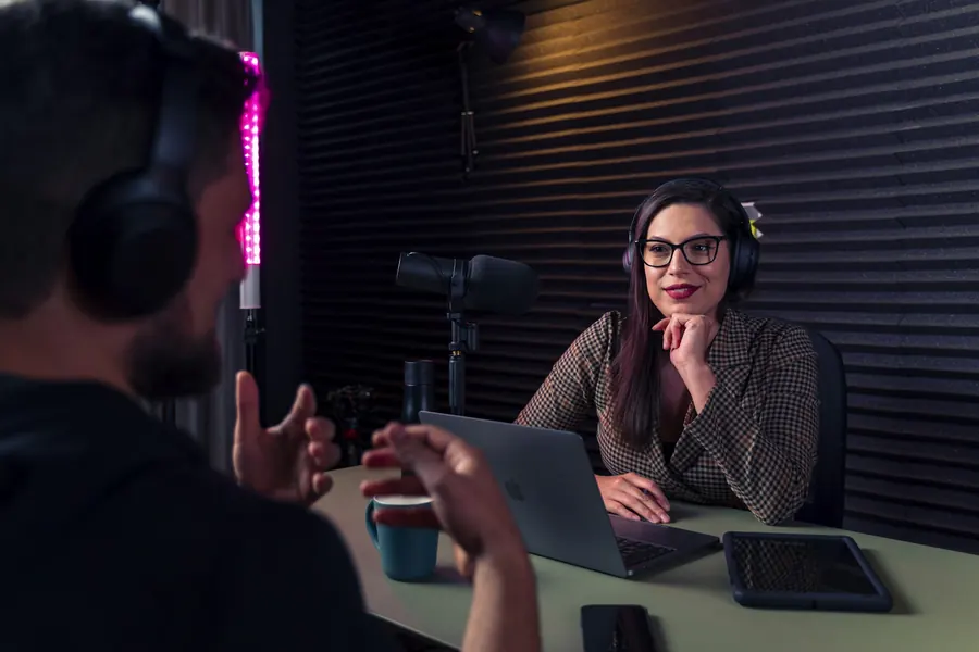 Invitée en interview au studio, face à la journaliste, micros sur pied
