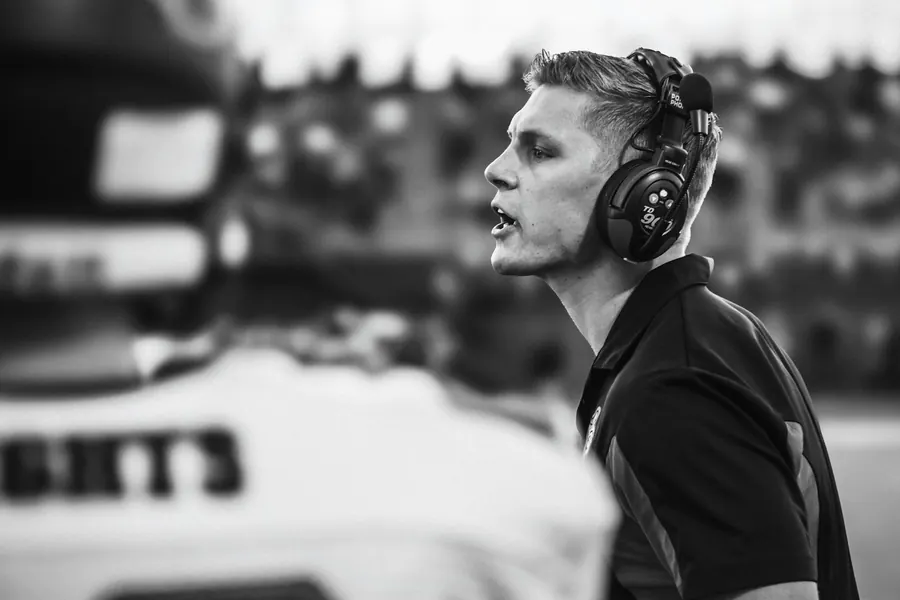 Commentateur avec casque au bord d'un terrain de rugby amateur