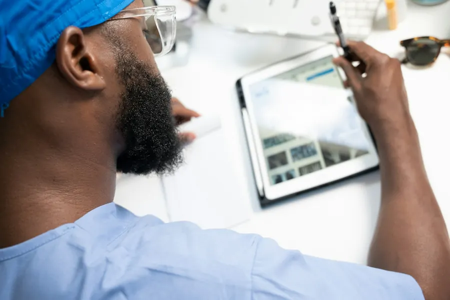 Technicien qui consulte une tablette, environnement médical