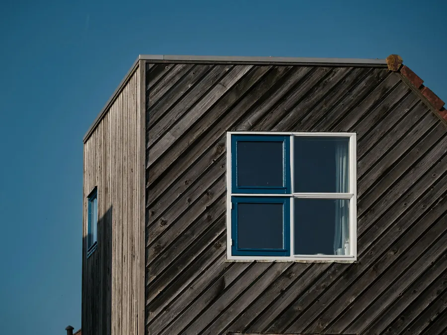 Façade en bois d'une extension moderne, sans maison en pierre visible