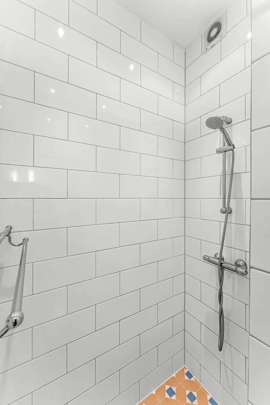 Salle de bains rénovée, douche de plain-pied, barre d'appui discrète