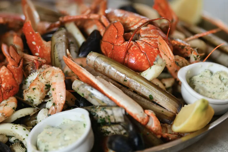 Plateau de fruits de mer pour deux sur glace pilée, citron, pain de seigle