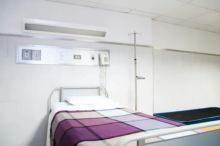 Salle de soins au sol en PVC en lés, remontée en plinthe, lumière froide