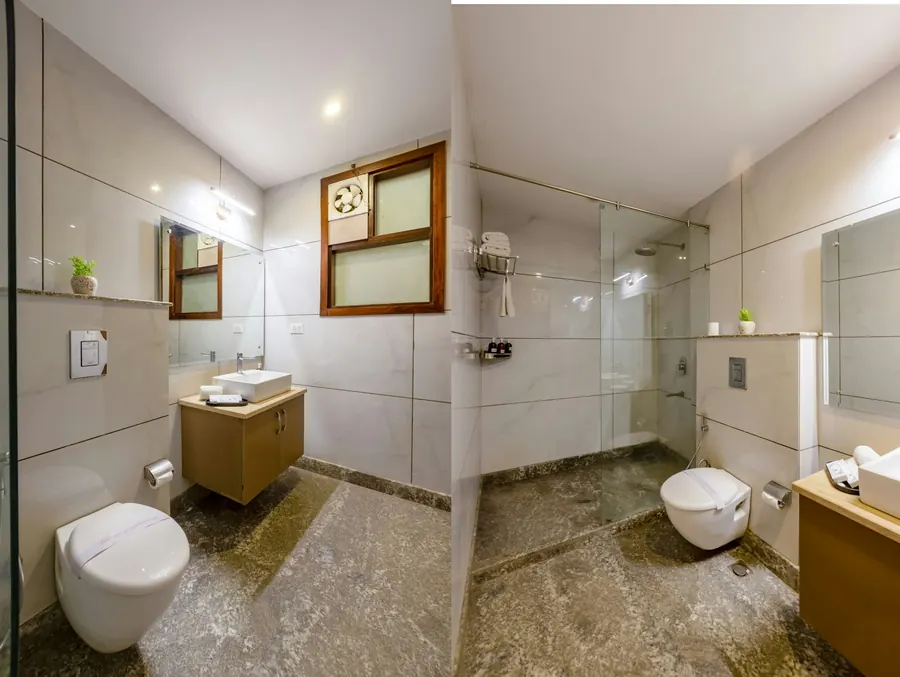 Petite salle de bain avec douche d'angle vitrée et meuble en bois