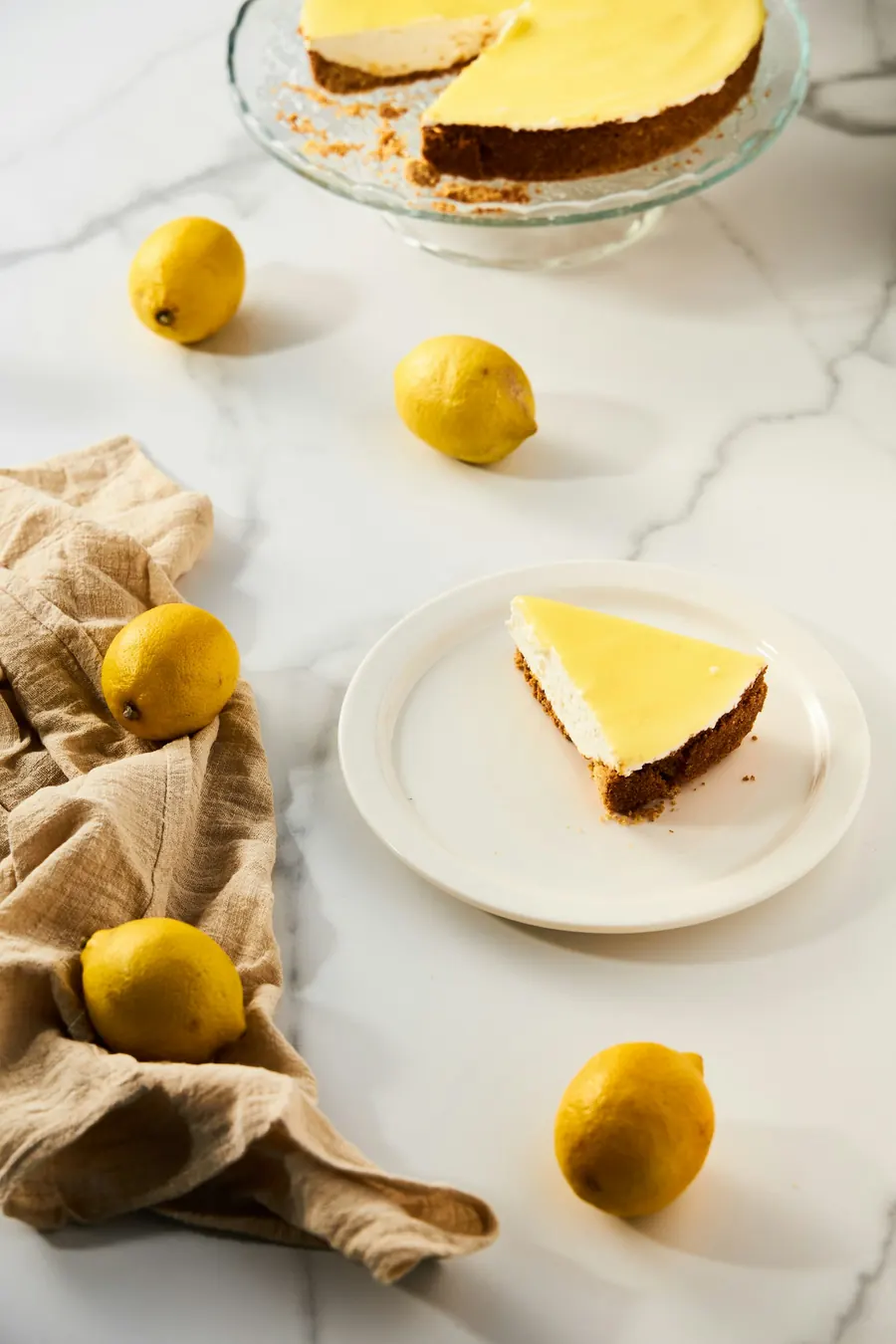 Part de cheesecake au citron sur assiette blanche unie