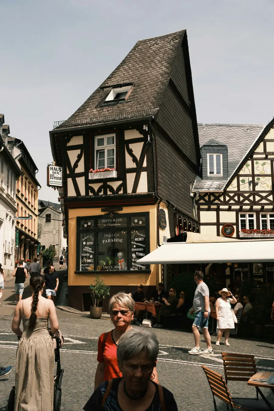 Maison à colombages avec devanture de boutique et store blanc