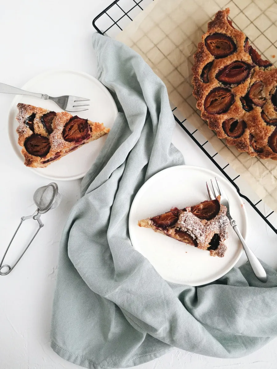 Part de tarte aux figues et amandes, fourchette à dessert, nappe claire