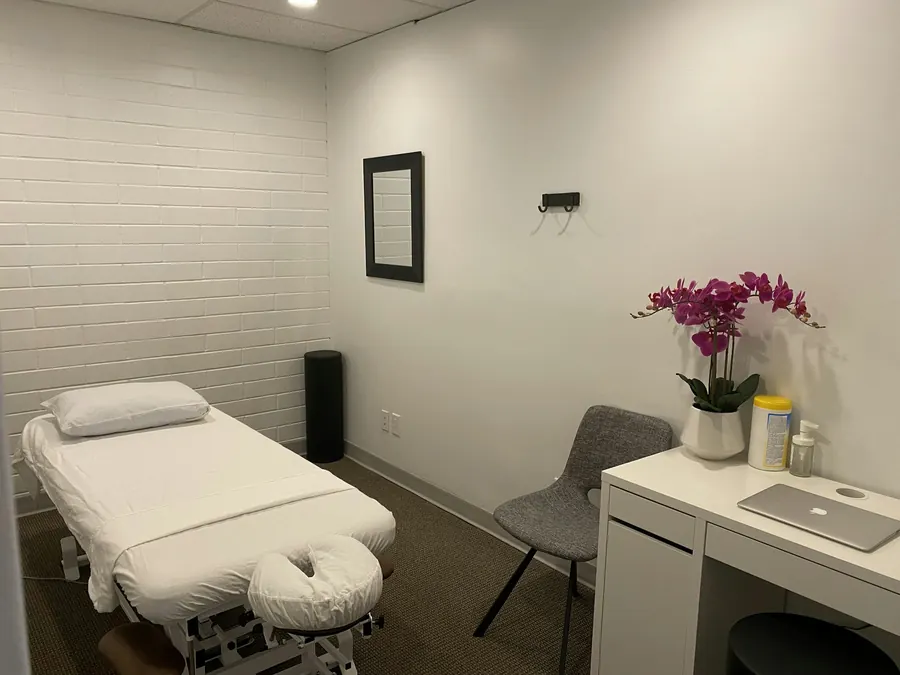 Cabine de soins avec une seule table de massage, aucune personne
