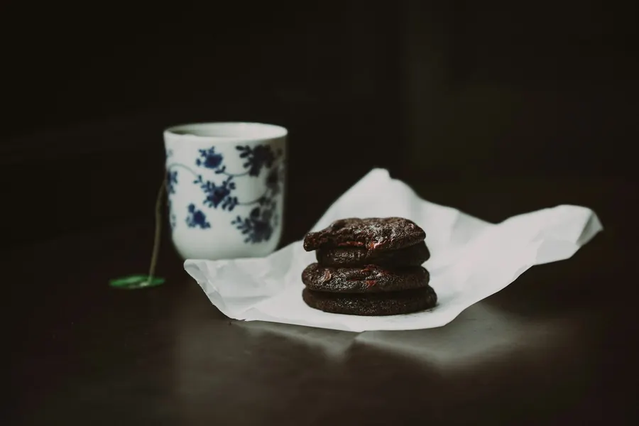 Tasse de thé et petits biscuits sur un plateau, petit salon près d'une fenêtre