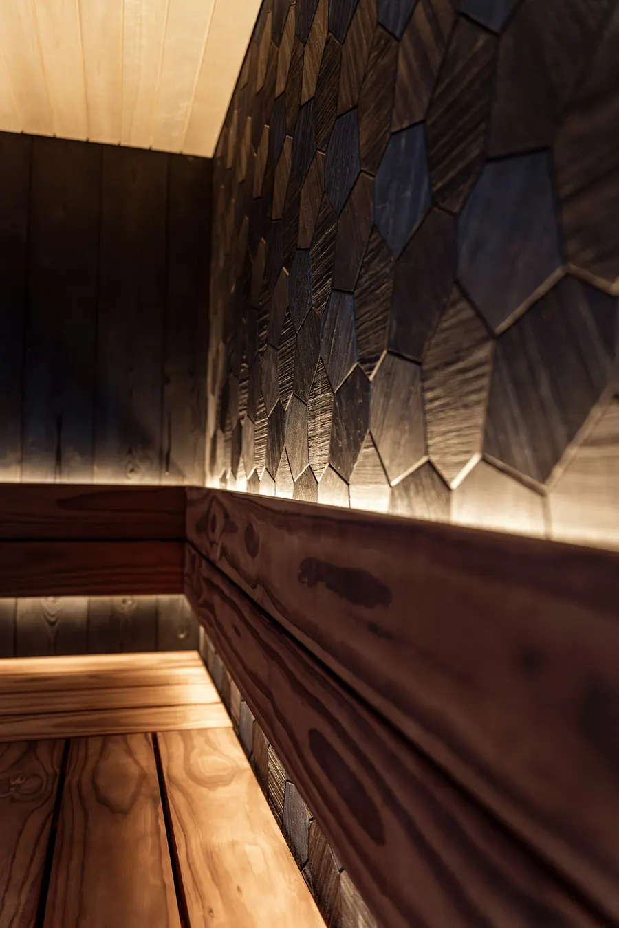 Intérieur de sauna en bois avec mur alvéolé éclairé, pas de mosaïque