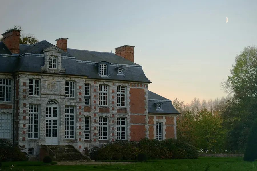 Villa balnéaire du début du XXe siècle, pierre et brique, dans les pins, fin de journée