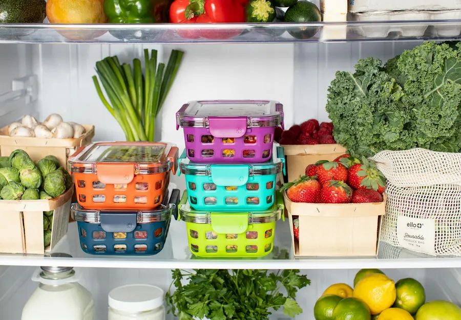 Intérieur de réfrigérateur avec légumes et bacs colorés