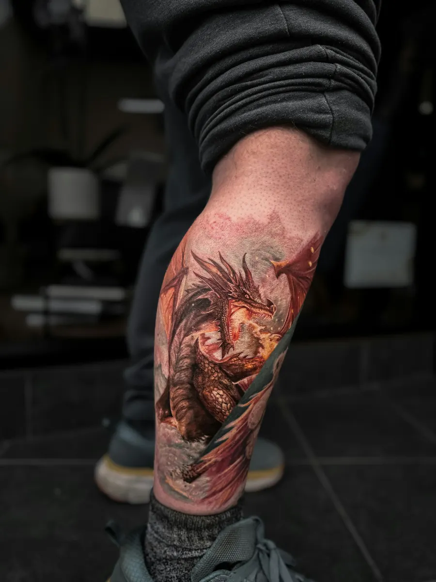 Tatouage coloré de style néo-traditionnel sur une jambe