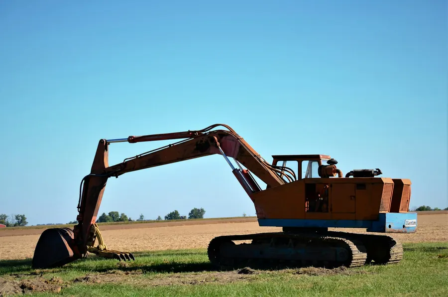 Pelleteuse seule dans un champ, sous un ciel dégagé