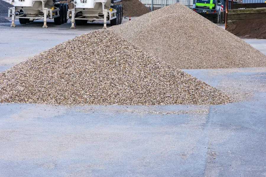 Tas de gravier fraîchement livré sur un chantier, terrain plat