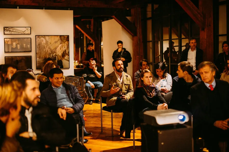 Petit groupe de personnes qui discutent ensemble avant un spectacle