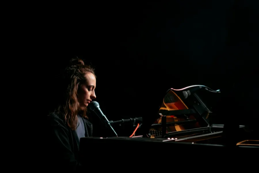 Chanteuse au piano avec micro, sans contrebasse visible