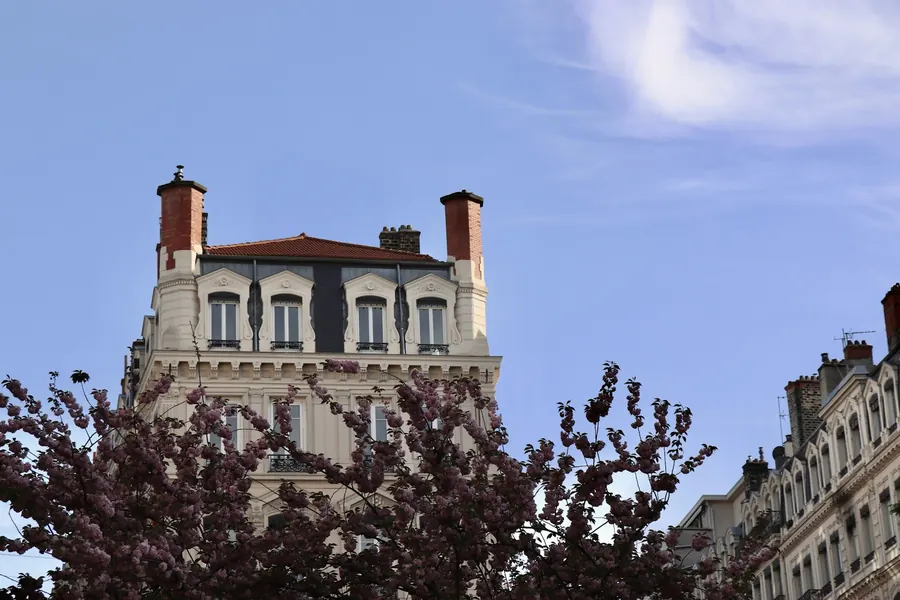 Façade d'un immeuble parisien ancien, sans porte ni palier visible
