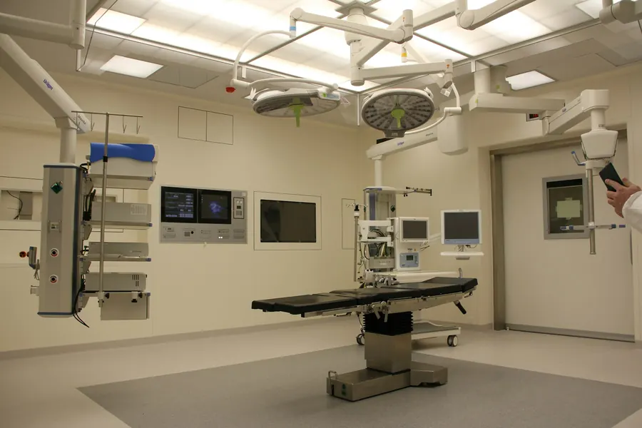 Bloc opératoire vétérinaire vide et propre, scialytique, table