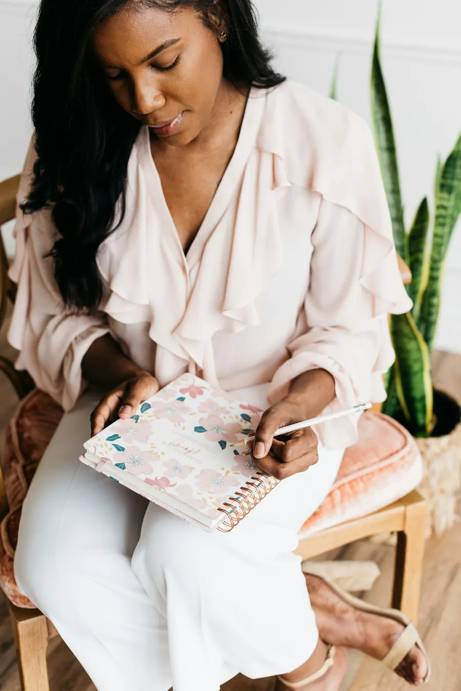 Main d'une femme qui écrit dans un carnet, ambiance cosy, sans échantillons de tissu