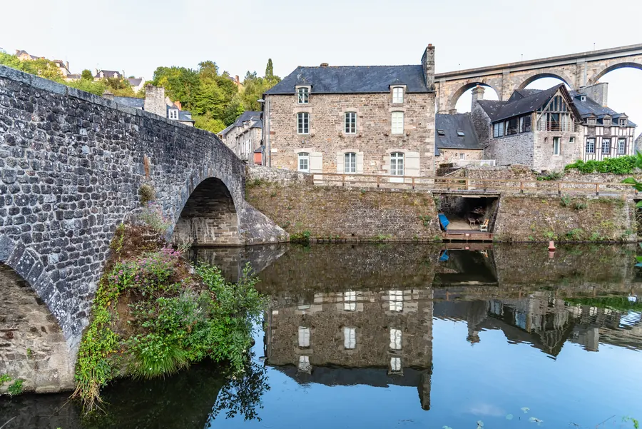 Le vieux pont de Dinan et le port sur la Rance