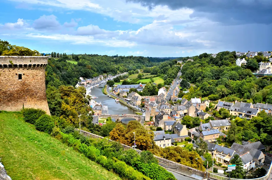 Vue aérienne de Dinan, de ses remparts et de la vallée de la Rance