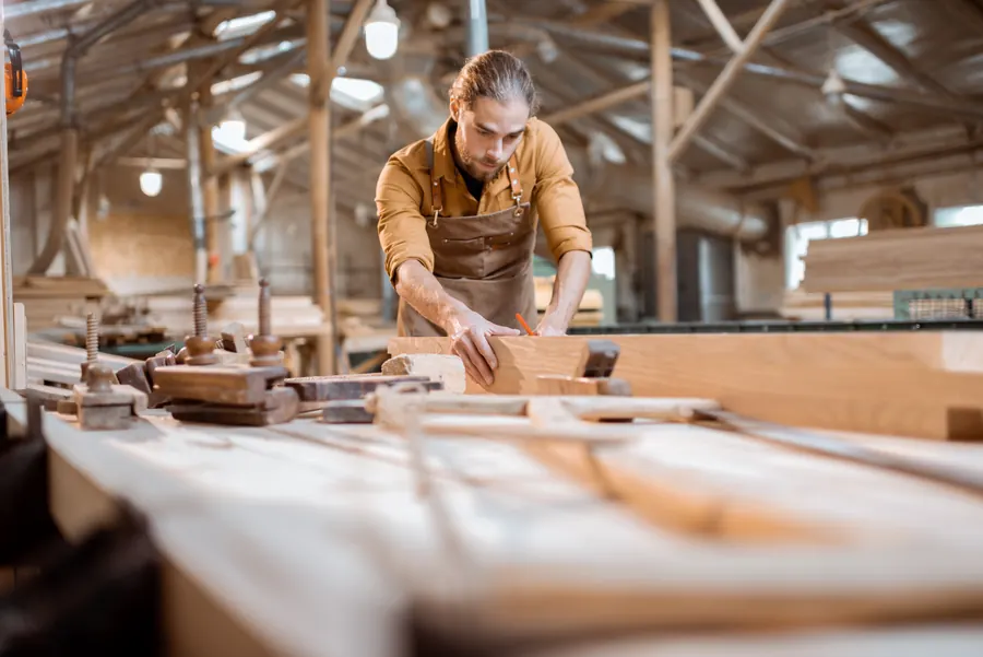 Menuisier au travail dans son atelier