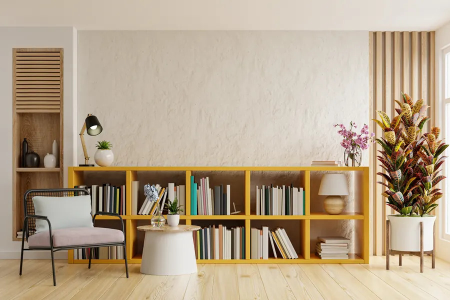 Une bibliothèque sur mesure peinte en jaune dans un salon